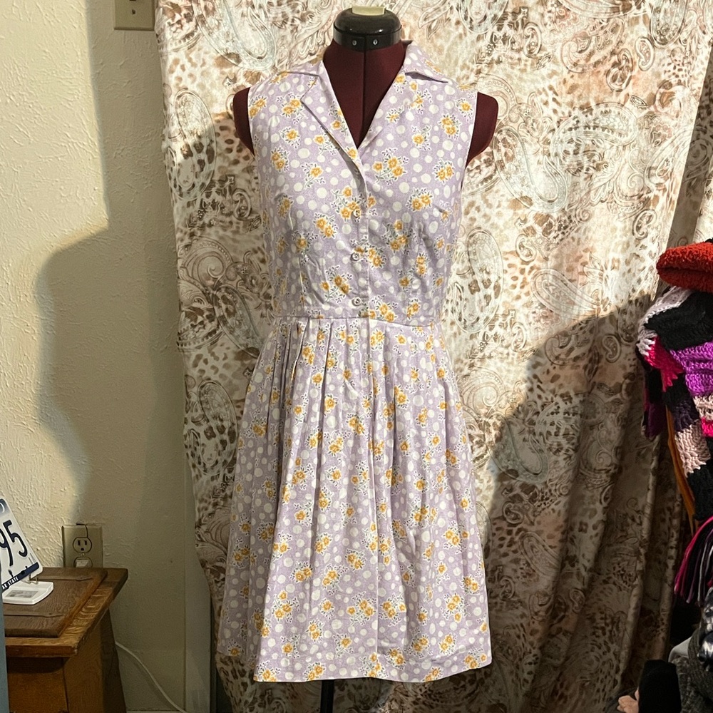 Chic Floral Sleeveless Midi Dress in Lavender and Yellow